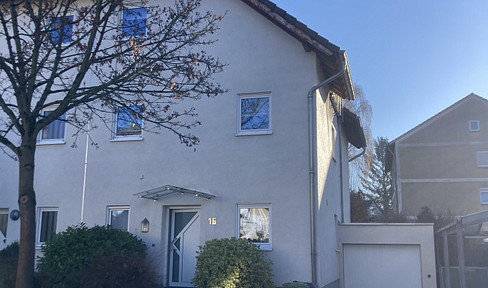 Semi-detached house with garden, garage, fireplace and new heating in a quiet location in Oberkassel