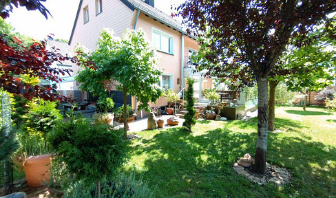 Detached house with as-new furnishings, beautiful garden and jacuzzi