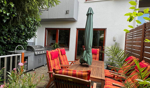 Large, well-kept RMH with rooftop studio and natural garden in Daimlerstadt