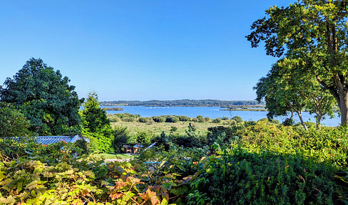 Exclusive detached house with lake view and pool