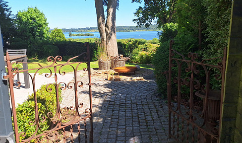 Exclusive house with lake view and pool