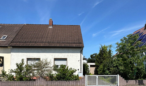Semi-detached house in need of renovation with extremely spacious garden in an attractive location in Ketsch
