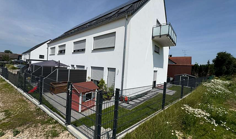 Modern KFW40 corner terraced house in the north-west of Ingolstadt with PV power, high-quality views of the countryside