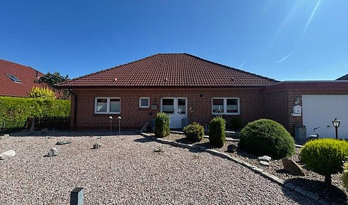 Charming hipped-roof bungalow with flat-roof garage-stylish living