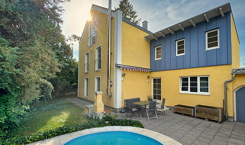 Spacious living on three levels - well-kept detached house with pool, workshop & parlor