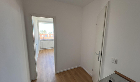 Modern, freshly renovated 1-room apartment with balcony in Zollstock available immediately