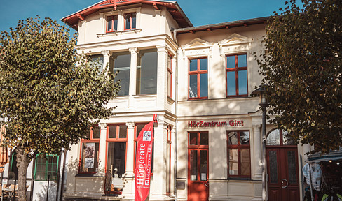 Lichtdurchflutete 3-Raumwohnung in Bäderarchitekturvilla mit Balkon