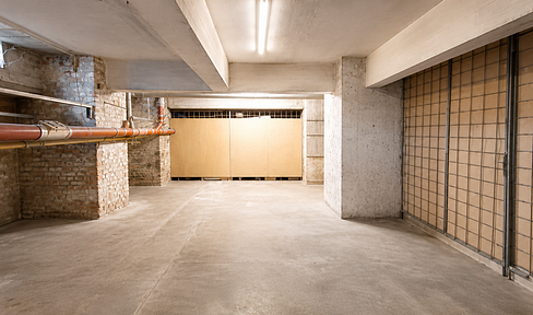 Vielseitige Lagerfläche mit Lastenaufzug und LKW-Zufahrt – 41,7 m² im Gewerbehof in Berlin-Neukölln