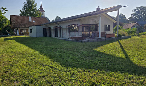 Moderner Bungalow mit überdachter Terrasse - Garten & Garage