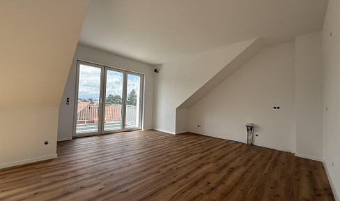 First occupancy after complete refurbishment! 3-room top floor apartment with balcony & parking space