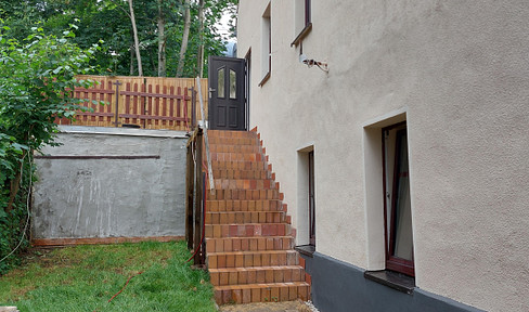 Großzügige Doppelhaushälfte mit enormem Potenzial – Mitten in City nah an Natur!