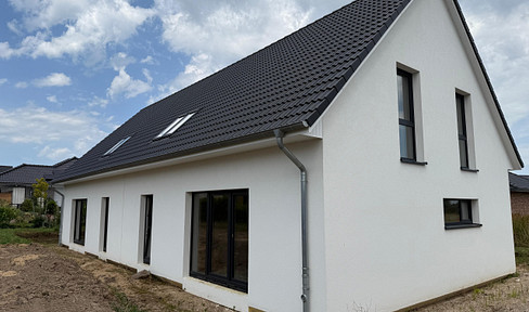 At home in a quiet location / house with individual expansion options