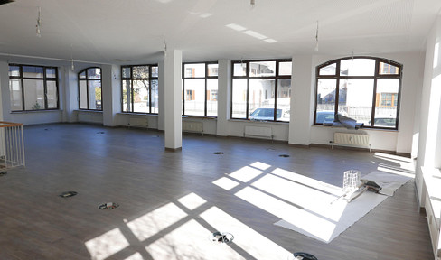 Well-divided, bright commercial space suitable for office or medical practice, ranging from 65 to 220 square meters.