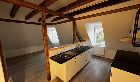 Stilvolles Wohnen über den Dächern der Stadt: Kernsaniertes Loft-Juwel mit Garage & Einbauküche