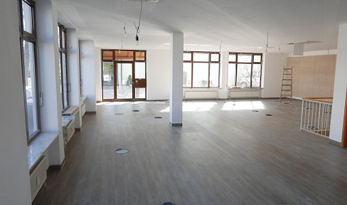 Divisible, bright commercial space suitable for retail businesses, ranging from 65 to 220 square meters.