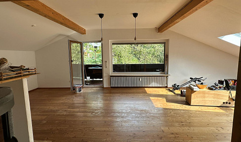 Großzügige 4-Zimmer-Dachgeschosswohnung mit Balkon in ruhiger Lage von Berg / Maxhöhe