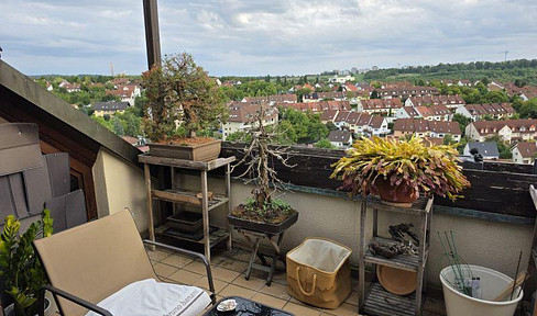 Sehr schöne, helle 4 Zi-DG Whg mit großer Loggia und Garage, in ruhiger Südlage von WÜ-Lengfeld