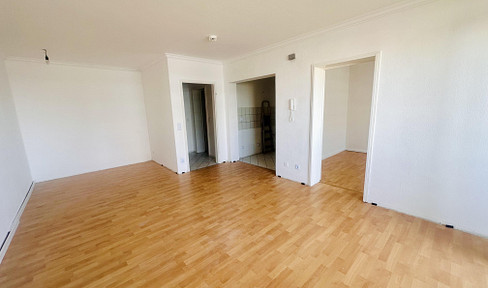 Bright, unlet 2 1/2 room apartment with balcony and bathtub WITHOUT MAKER