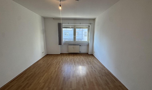 Newly renovated 2-room apartment with EBK in Frankfurt's best location
