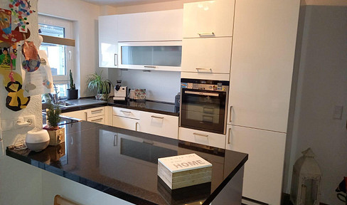 Bright and well-kept 3-room apartment with EBK + underground parking space in Schönaich