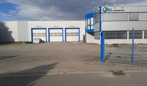 Bürogebäude mit Lagerhalle