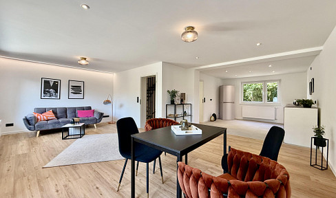 Modern terraced house with garden, garage and generous living comfort on a leasehold plot.