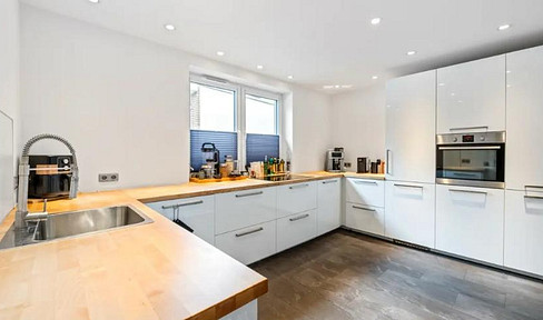 Light-flooded apartment with cellar and attic for rent