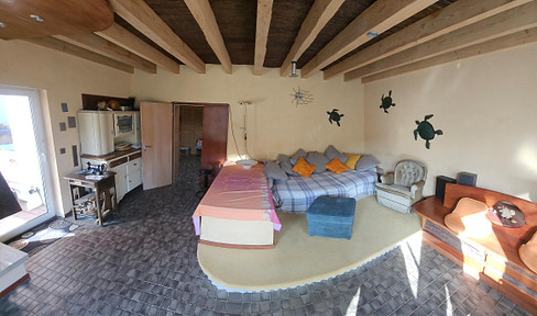 Spacious bungalow with approximately 190 square meters of living space, located in a quiet residential area with limited traffic.