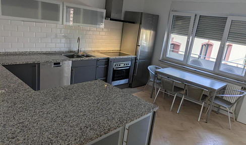 Shared apartment possible, 5 rooms, 3 bathrooms, 140 m2 apartment in Großostheim, with a balcony and a fully equipped kitchen.