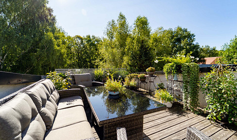 Spacious maisonette condominium with fireplace and large roof terrace