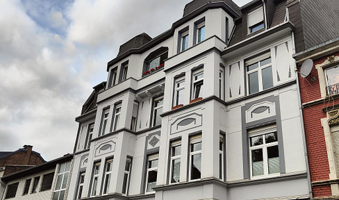 Charming 3-room apartment in an old building with modern flair in a top location - ready to move in & commission-free