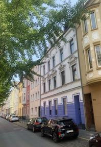 Well-maintained Wilhelminian-style apartment building with excellent infrastructure