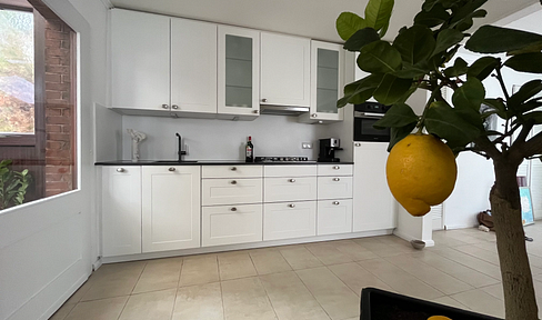 Versatile semi-detached house: modern & cozy