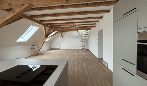 🏡 Stylish gallery apartment with charm - open gallery, exposed roof truss, wooden floor