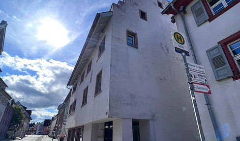 Centrally located, bright 2-room apartment with sunny balcony