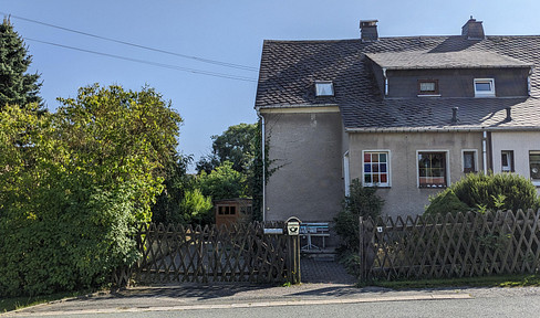 Detached house (semi-detached house) and garage building on plot