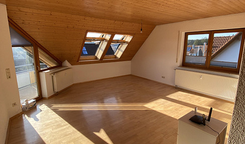 Sunny 4.5 room top floor apartment with far-reaching views and location on the edge of the forest