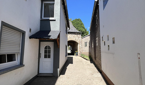 Refurbished detached house with charm & barn