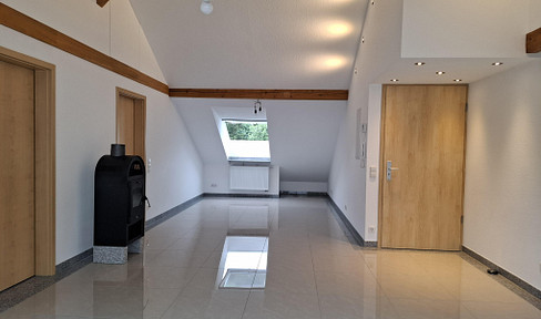 Helle 2,5 Zimmer Dachgeschosswohnung in Albershausen
