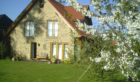 Sun-drenched detached house with full basement in a quiet location right on the edge of a field