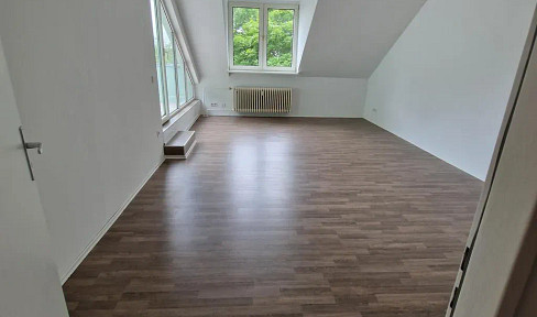 2-Zimmer Wohnung im DG mit Balkon und Badewanne