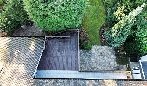 Bright 5-7 room top floor apartment with garden, terrace, balconies and garage in Hamburg Sasel