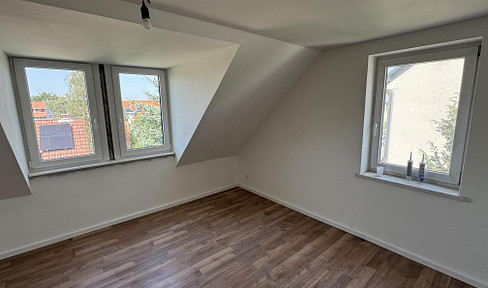 Dachgeschoss, 3 Zimmer, Südbalkon, Blick ins Grüne, frisch kernsaniert