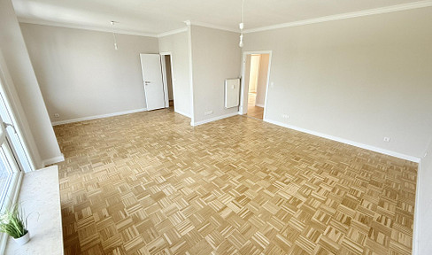 Freshly renovated 3-4 room apartment with balcony, parking space, garage - quiet side street, top layout