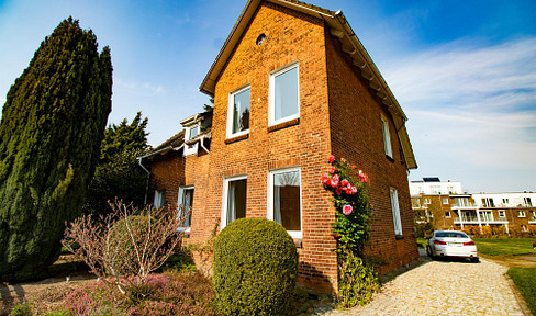 Historic red brick villa – completely renovated, with an optional plot of land for building.