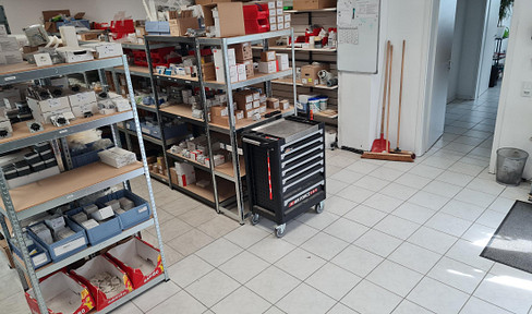 Commercial space with offices, storage area, courtyard and parking spaces