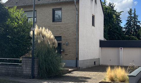 Spacious property: 280 m2 total area with a large plot, in a prime location. 8 rooms, 3 modern bathrooms, and solar panels.