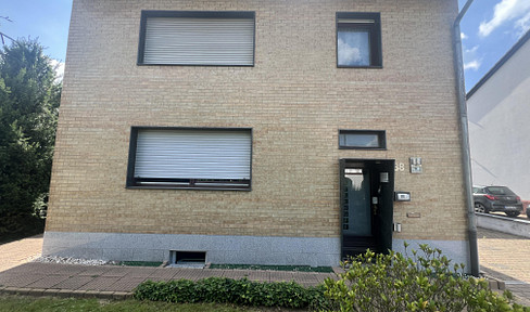 Spacious property: 280 m2 total area with a large plot, in a prime location. 8 rooms, 3 modern bathrooms, and solar panels.