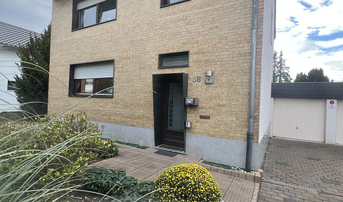Private sale; 280 square meters total area with a large plot in a prime location. 8 rooms, 3 modern bathrooms, and solar panels.