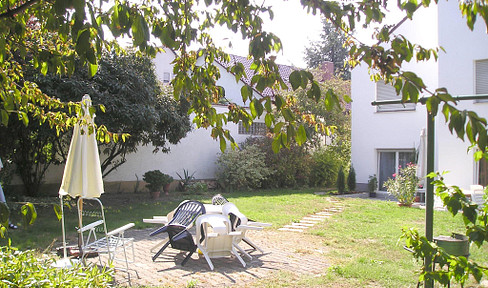 Very bright, modern top floor apartment in a small unit, approx. 90m² floor space with garden and parking space